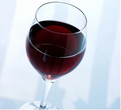 長年原因不明とされた“赤ワイン飲むと頭痛”の謎が解決か