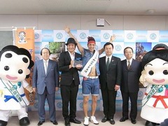 2700がツネ出身地盛り上げる、オール阪神“橋渡し”で市のPR大使に。