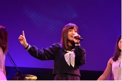 橋本環奈がセーラー服で熱唱、「キャー!!」JC&JKから黄色い声援。