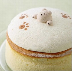 すやすや眠るわんこのスイーツ、“クリームの中で眠ってしまった”表現。