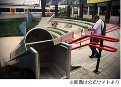 通勤・通学の時間帯でも楽々？ オランダの駅が階段に滑り台を設置。