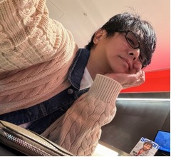 高橋克典、16歳息子のニットジャケットを着こなす“私服ショット”に反響