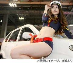 コンパニオンに夢中で妻激怒、車下見のつもりが撮影没頭で離婚危機。