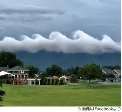 空に現れた“波のような雲”