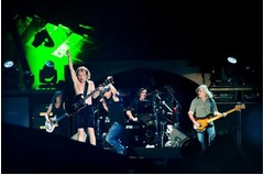 AC/DCが20年ぶりのライヴ盤、7万人が大合唱の“伝説のライヴ”。