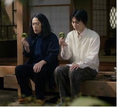 久々再会の菅田将暉＆ピース又吉、“京都二人旅”設定のミスドCMで共演