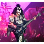 KISSのジーン・シモンズ、運転中に“突然気を失い”衝突事故