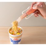 大反響のイカした“イカフォーク”商品化、カップヌードルとセット販売