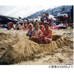 20年前の写真に偶然婚約者の姿、“運命”で結ばれていたカップル。