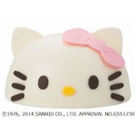 ハローキティの“顔型”ケーキ、付属する顔パーツを貼って飾り付け。