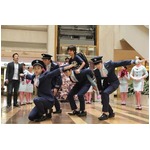 空港ロビーで“羽田劇場”開演、ミニミュージカルやパフォーマンス。