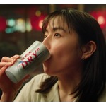 長澤まさみ、キンキンに冷えた「スーパードライ」をおいしそうに“ブハーッ”