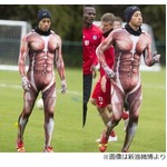 サッカー選手が進撃の巨人に？ 筋肉スーツを身に纏って練習に登場。