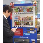 自販機周辺で無料ネット接続、アサヒ飲料がWi-Fi搭載自動販売機展開へ。