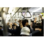 駅や電車で感じる“迷惑行為”、音に関する項目がトップ5のうち3つ。