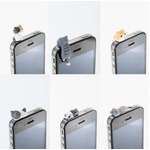 投稿1時間で商品化のにゃんこ、スマホのイヤホンジャックにちょこん。