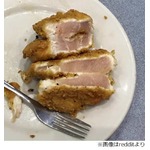 ほぼ生のチキンフライに騒然「腕の良い獣医なら生き返らせるかも」。