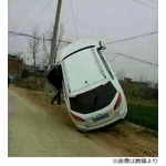 事故で“宙に浮いた？”自動車、現場写真に「いったいどうやったら…」。