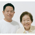 ダイアン津田＆母の“ユニクロ広告”ツーショット、妻・りえさん「めっちゃいい笑顔」