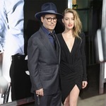 デップ婚約者のトップレス流出、スターのセクシー写真流出騒動続く。