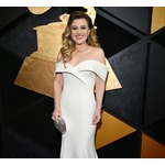 「クソみたいなマネージャーに『豊胸手術を受けろ』って言われた」43歳歌手が暴露