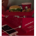 インドKFCが充電機能内蔵の箱、“食べてる間にスマホ充電”を実現。
