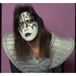KISS創設メンバーが死去、ジーン・シモンズら「KISSの礎を築いた、かけがえのないロック戦士」