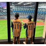 妻が“ダルビッシュと子どもたちの北海道旅行”報告、次男と三男連れてエスコンへ