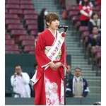 AKB48ソロ歌手で初の国歌斉唱、演歌の岩佐美咲が広島戦に“登板”。