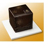 四角いゴディバのXmasケーキ、シンプルながら高級感溢れる仕上がり。