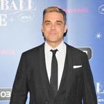 英歌手転落でファンが腕骨折、被害者の娘「一度も謝ってない」と非難。