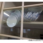 助けて！ 皿割らずに食器棚開けるには……