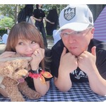 渡辺美奈代、夫と寝ころびながら満面の笑み“頬づえツーショット”に反響
