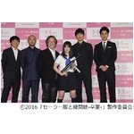 橋本環奈“組長”の17歳を祝う、サプライズで機関銃ケーキが登場。