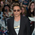 ロバート・ダウニー・Jrが“キャプテン・アメリカ”のケガを手当。
