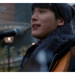 中川大志“駅前広場でギター弾き語り”CMオリジナルソングを圧巻の歌唱