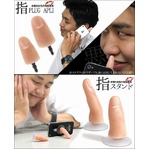 スマホにリアルな“指”生える、本物の女性から型を取ったアクセ。