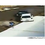 車に轢かれるも祖母気遣う5歳、事故の瞬間を捉えた映像に驚きの声。