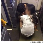 飛行機の通路で子どもが大便、母親「焦らないで出しなさい」に周囲あ然。