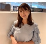 安めぐみ、0歳次女の“つかまり立ち姿”披露「たまに振り向いてニコっと」