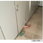 女子トイレ個室の隙間から人間の足が…