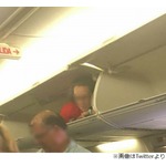 機内の荷物棚に客室乗務員、“奇妙な光景”が炎上