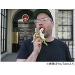 抗議でバナナをエロく食べる、中国の行きすぎた検閲措置に憤慨。