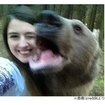 おそロシア…大きなクマと自撮りする女性が話題
