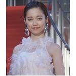純白ドレス姿の“女優ぱるる”、初のレッドカーペットで満面の笑み。