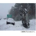 事故の車が雪上で垂直に刺さる、現場急行の消防隊員も「信じられない」。
