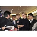 “シンデレラ”遂に日本へ到着、羽田空港でファンから誕生日サプライズ。