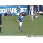 プロサッカーの試合に素人出場、憧れの舞台に立つもすぐ負傷退場。