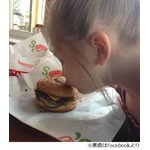 “バーガーにキス”少女に反響、心優しい店側の対応に姉も感謝。