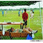 サッカー審判の“居眠り”発覚、ピッチ脇で横になる姿が激写される。